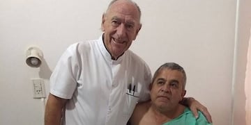 Un médico se enteró que su paciente era bombero voluntario y lo operó gratis