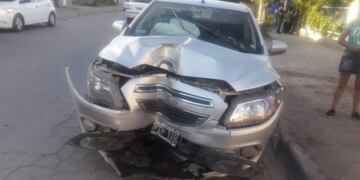 Se estrelló contra un poste de luz por esquivar un perro