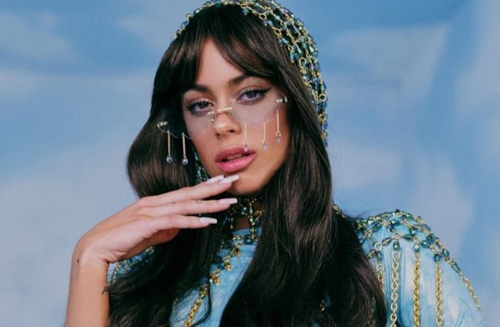 Tini festejó su nuevo éxito con unas fotos con peluca rubia y un atuendo revelador