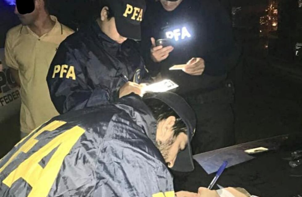 La Federal detuvo a dos hombres armados en un auto sin papeles legales