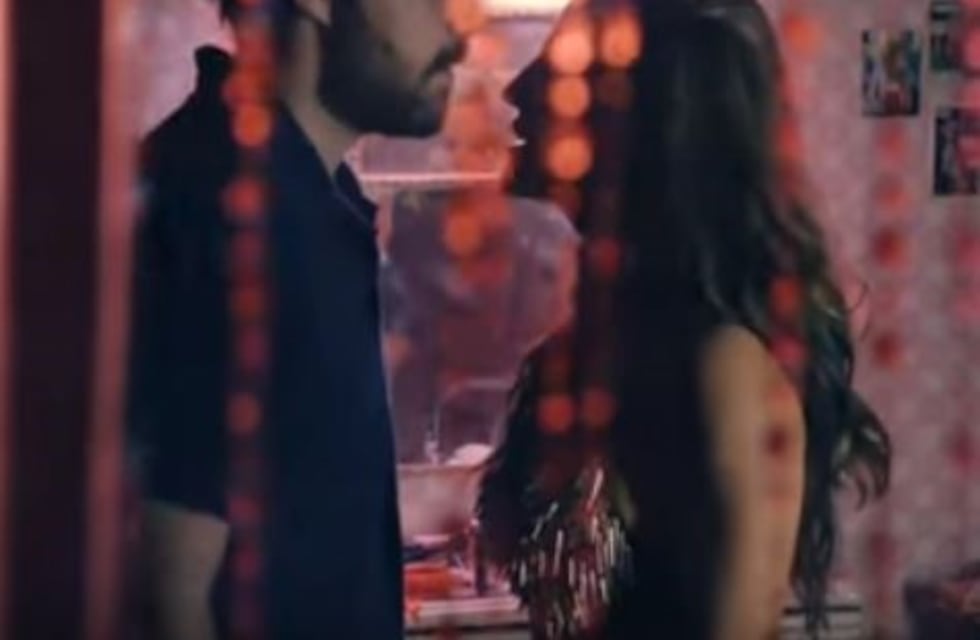 Peter Lanzani y Eleonora Wexler calentaron la pantalla en "Un gallo para Esculapio"