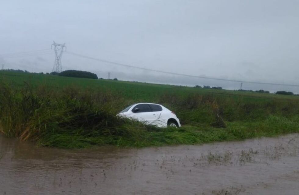 Auto se despistó en la ruta 51 y terminó en un zanjón: no hubo heridos