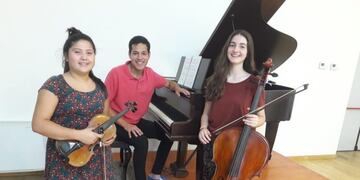 Benjamín Slovadian, Ludmila Graneros, Virginia Perotti, estudiantes de la Escuela Municipal de Música \