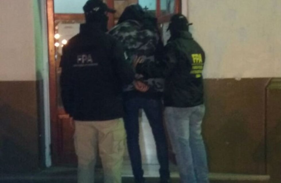 En un colectivo, la FPA detuvo a un delivery de drogas en Deán Funes