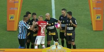 D'Alessandro casi se agarra a las piñas con el capitán de Gremio