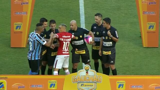 D'Alessandro casi se agarra a las piñas con el capitán de Gremio