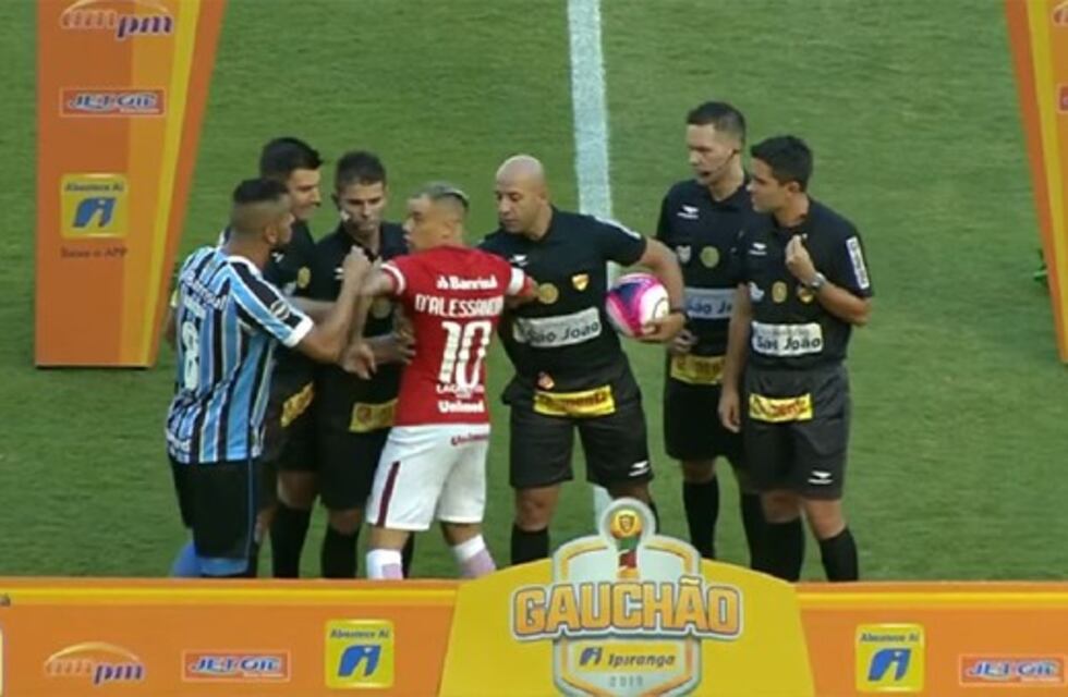D'Alessandro casi se agarra a las piñas con el capitán de Gremio