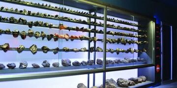 Vidriera con decenas de piezas de los restos de meteoritos (Diario Tag)