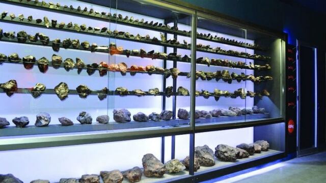 Vidriera con decenas de piezas de los restos de meteoritos (Diario Tag)