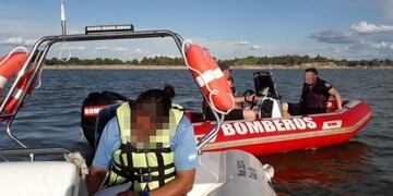 Personal de bomberos, buscan intensamente a uno de los pescadores en El Carrizal.
