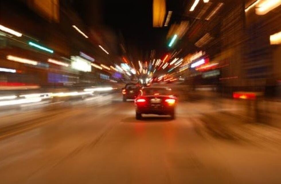 De película: un conductor ebrio chocó, huyó, intentaron detenerlo y atropelló a los policías