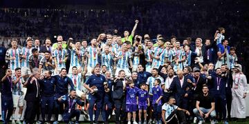 La selección argentina celebra el tercer título en una Copa del Mundo y los políticos expresaron su alegría a través de las redes sociales. (AP)