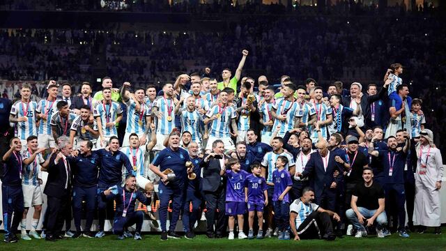 La selección argentina celebra el tercer título en una Copa del Mundo y los políticos expresaron su alegría a través de las redes sociales. (AP)
