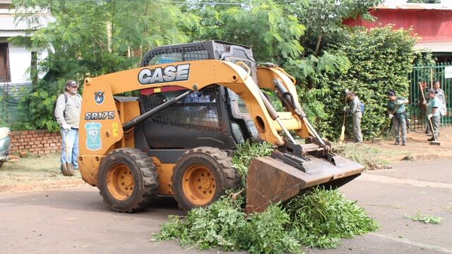 Realizan operativos de limpieza en el barrio Villa Nueva de Puerto Iguazú.