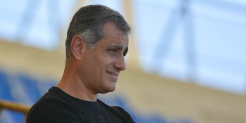 José Mansur Presidente de Godoy Cruz mirando un partido del Tomba en el estadio Malvinas Argentinas.