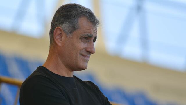 José Mansur Presidente de Godoy Cruz mirando un partido del Tomba en el estadio Malvinas Argentinas.