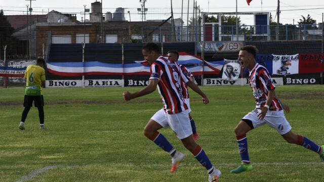 Agustín Trotta festeja el 2 a 1 de Rosario ante Comercial