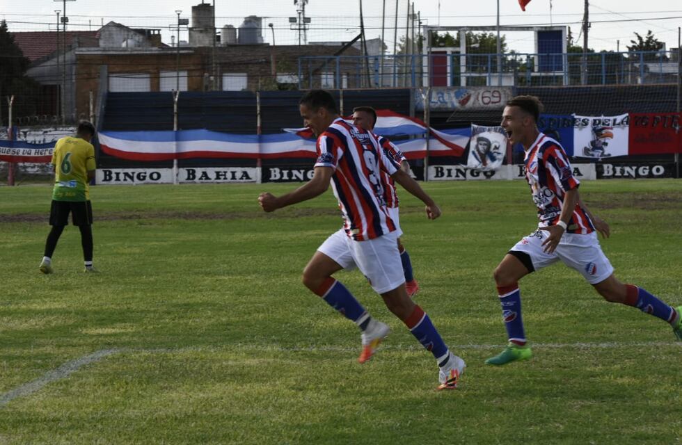 Rosario se recuperó y ganó en el debut ante Comercial