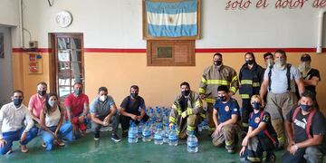 Donación de agua a bomberos voluntarios de Punta Alta
