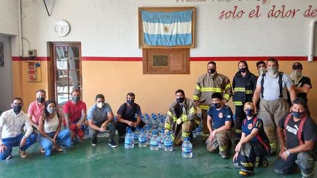 Donación de agua a bomberos voluntarios de Punta Alta