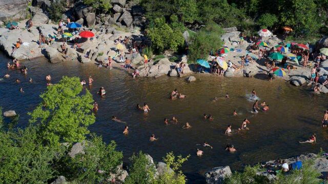 El río San Antonio colmado de personas disfrutando de una jornada de calor en Tala Huasi.