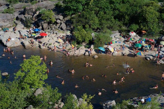 El río San Antonio colmado de personas disfrutando de una jornada de calor en Tala Huasi.