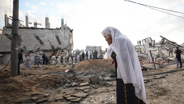 Una mujer palestina mira los edificios destruidos el primer día de la festividad de Eid al-Fitr, que marca el final del mes de ayuno musulmán del Ramadán, en la ciudad de Beit Lahia, en el norte de la Franja de Gaza.