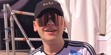 Bizarrap celebrando el primer lugar en el Top 50: Global