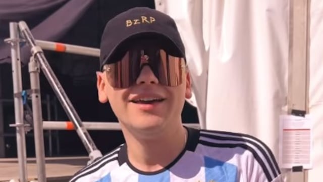 Bizarrap celebrando el primer lugar en el Top 50: Global