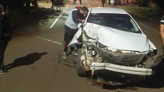 Puerto Iguazú: chocó contra dos vehículos estacionados y se dio a la fuga.