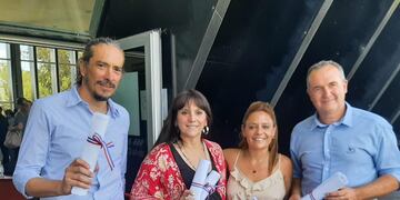 Martín Racca, Alejandra Sagardoy, Valeria Soltermam y Ceferino Mondino, con el diploma en mano