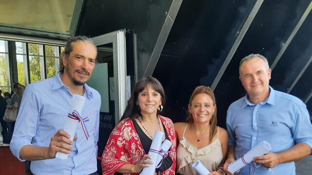 Martín Racca, Alejandra Sagardoy, Valeria Soltermam y Ceferino Mondino, con el diploma en mano