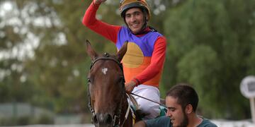 Turf Clásico Vendimia 2023
Kennedy Back, el caballo que corre bajo la monta de Florindo Catalano, se impuso con absoluta autoridad sobre Bellaco Song a quien superó por 3 cuerpos y a Malaikan que llegó en el tercer lugar, para los 2200 metros.
Ana Laura Verde, de La Paz, Reina Nacional de la Vendimia y Gemina Navarro de Tupungato Virreina Nacional
Foto : Orlando Pelichotti