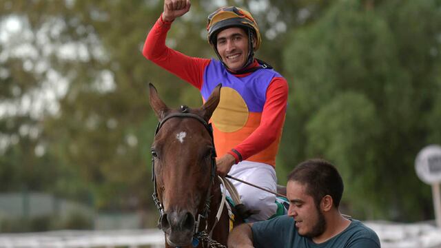 Turf Clásico Vendimia 2023
Kennedy Back, el caballo que corre bajo la monta  de  Florindo Catalano, se impuso con absoluta autoridad sobre Bellaco Song a quien superó por 3 cuerpos y a Malaikan que llegó en el tercer lugar, para los 2200 metros.
Ana Laura Verde, de La Paz,  Reina Nacional de la Vendimia y Gemina Navarro de Tupungato Virreina Nacional
Foto : Orlando Pelichotti