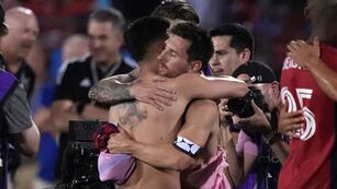 Alan Velasco y el abrazo del final del partido con Lionel Messi, y con la camiseta de la Pulga después de la victoria de Inter Miami sobre FC Dallas. (AP)