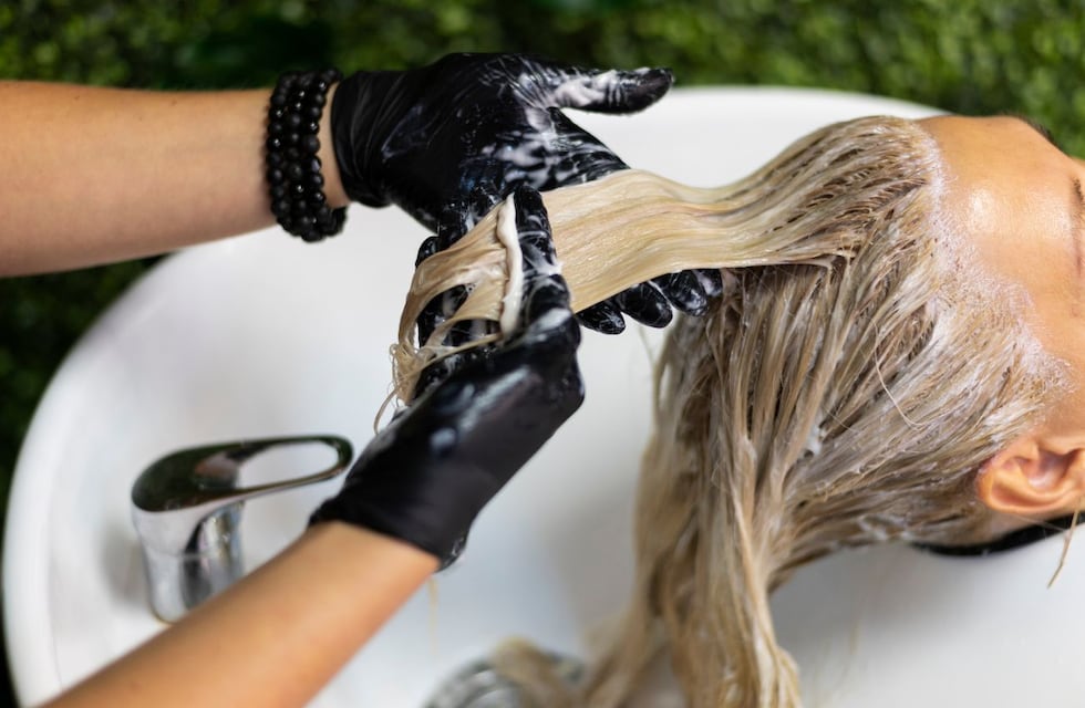 Ni baño de crema ni ampollas: el tratamiento que pocos conocen que deja tu pelo teñido como de peluquería