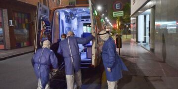 Un paciente que es trasladado en ambulancia después de haber sido dado de alta por Covid-19. (Archivo/Facundo Luque).
