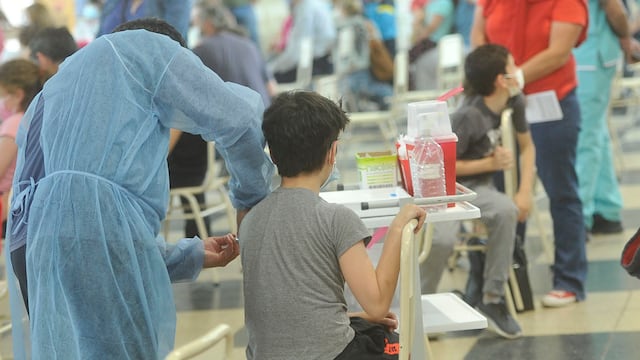 Vacunación de menores contra el coronavirus. (Javier Ferreyra)