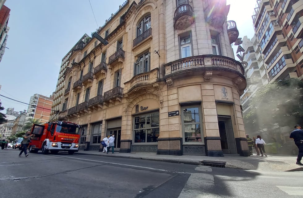 Un incendio en el subsuelo del hotel Savoy dejó dos obreros heridos