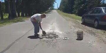 Un vecino arregla la ruta del Acceso de Puerto Yeruá.