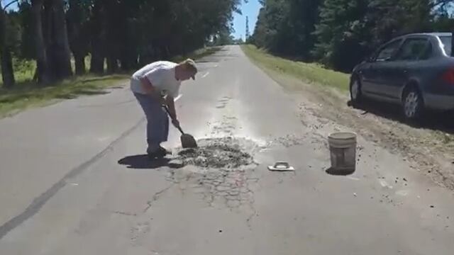 Un vecino arregla la ruta del Acceso de Puerto Yeruá.