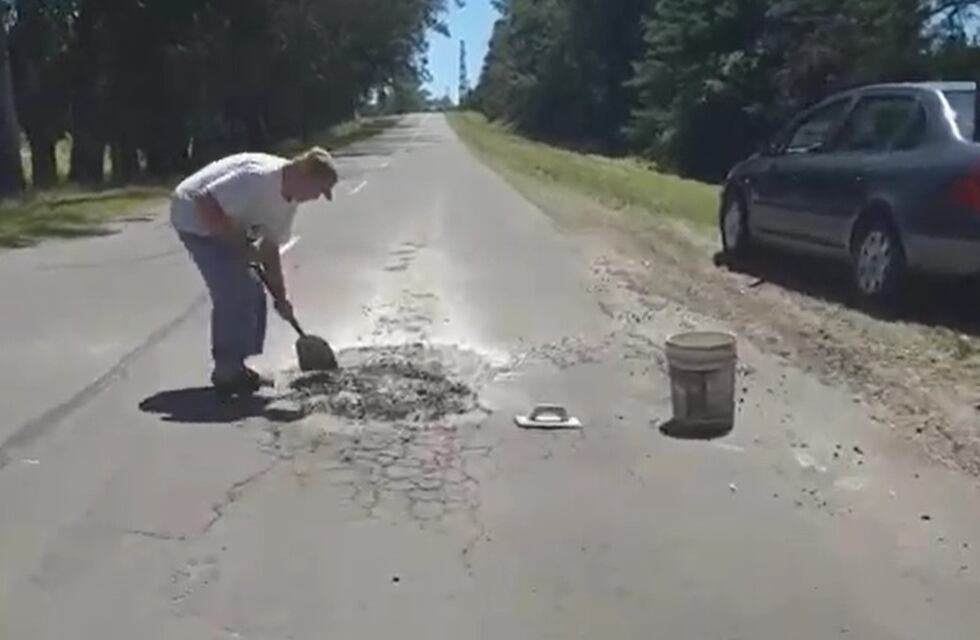Puerto Yeruá: un vecino se cansó de los pozos y salió a la ruta a taparlos