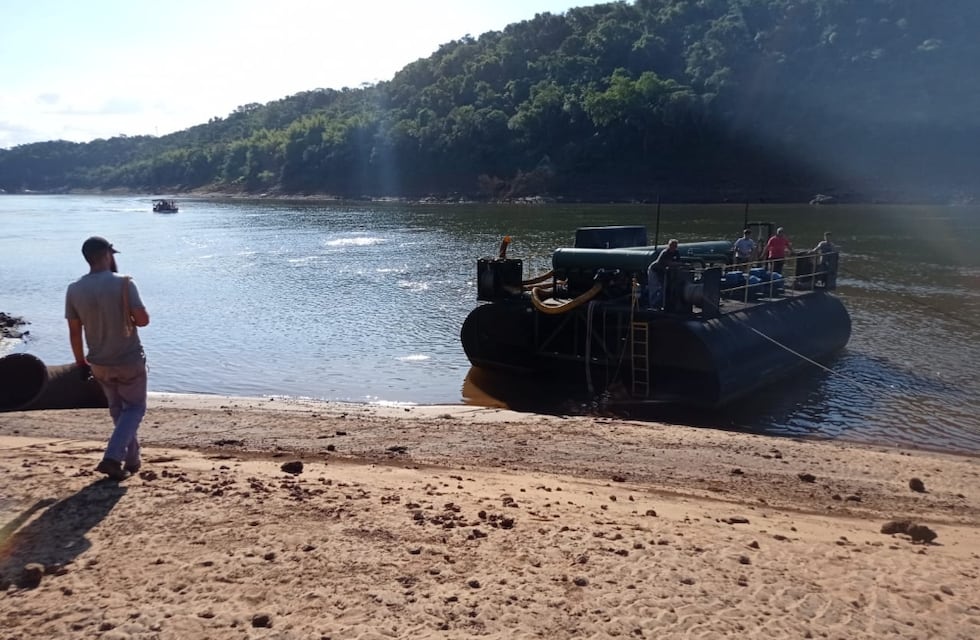 Ante una bajante en el Río Iguazú por maniobras de represas brasileñas, recomiendan cuidar el agua