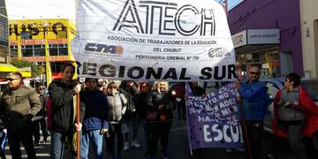 La ATECh rechazó el aumento salarial y realizará un paro docente por 3 días en Chubut.
