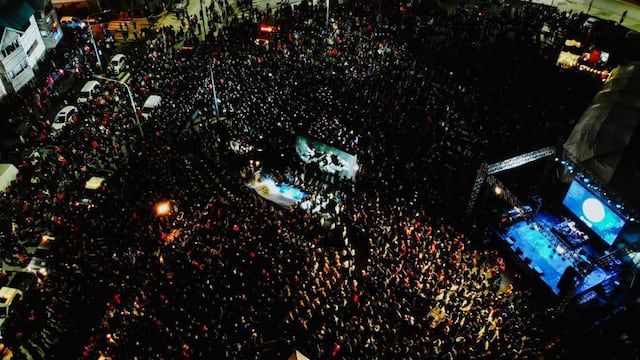 Vigilia multitudinaria en Plaza Malvinas por los 40 años de la Gesta de Malvinas.