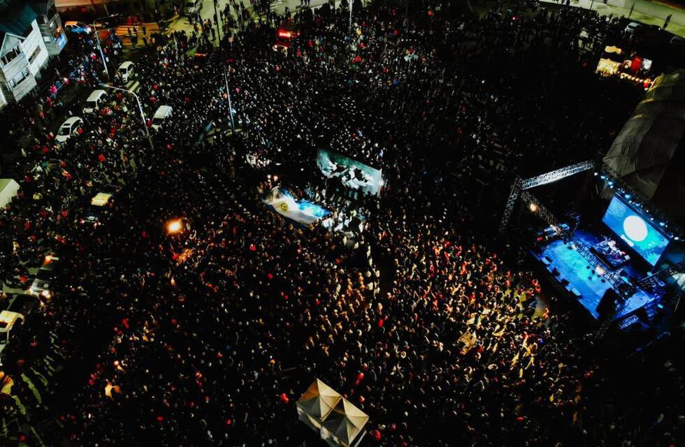 Malvinas 40 Años: Multitudinaria Vigilia en Plaza Malvinas