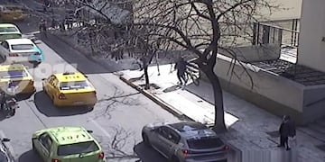 El robo quedó registrado por las cámaras de seguridad de la zona.