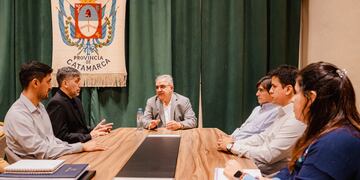 El gobernador Raúl Jalil avaló el esquema que impulsa inversión extranjera y fondos propios para infraestructura.