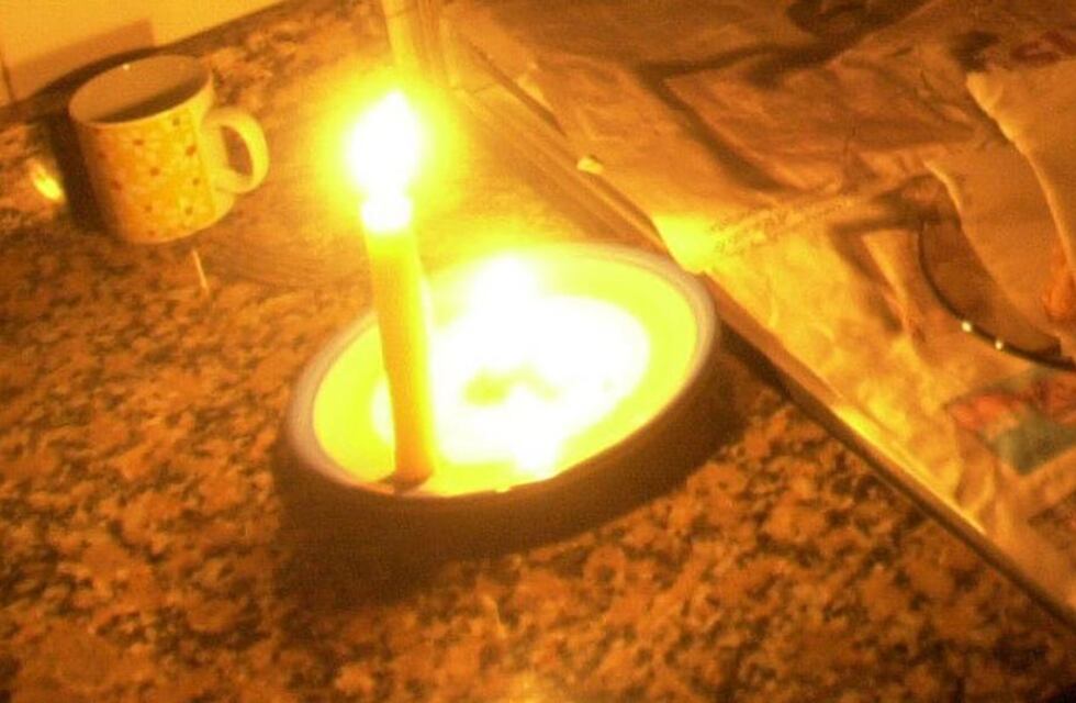 Su nieto tenía un examen y para desearle buena suerte prendió una vela a los santos: se le incendió la casa