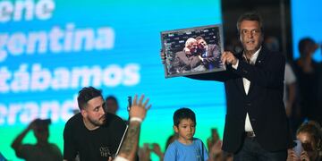 Sergio Massa, candidato a presidente de Unión por la Patria, en el club Juniors, de Córdoba capital. Y con una foto junto a José Manuel De la Sota (Javier Ferreyra).